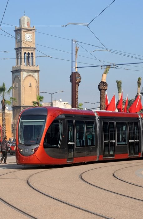 La nuova linea tramviaria di Casablanca utilizza rotaie 41 GPU di Tata l Re del Marocco Mohammed VI ha inaugurato la prima linea tramviaria di Casablanca, che è stata interamente costruita da Tata Steel rail. La linea tramviaria consiste di  7.500 tonnellate metriche (138 chilometri lineari) di rotaie scanalate 41GPU prodotte nello stabilimento ferroviario dell’azienda sito ad Hayange, Francia.  Poiché la linea di Casablanca si sviluppa attraverso aree urbane, era essenziale utilizzare nella costruzione rotaie scanalate inglobate, in modo da permettere ad automobili, pedoni e altri veicoli di attraversarle facilmente.Steel